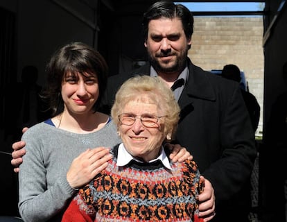 Rosa Roisinblit and her grandchildren, Mariana and Guillermo, leave the courthouse.