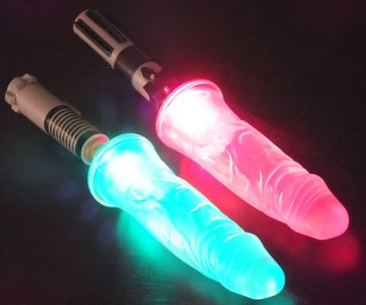 Sí. Ni el jugueteo erótico se libra de Star Wars. En la página Homemade sex toys se explica en seis cómodos pasos cómo montarse un dildo láser de Star Wars. Basta una copia de juguete de la espada de luz, un led de colores, gelatina especial para dildos, un cúter y un cuchillo. Con una incisión en la base de la gelatina se instala el led, luego se engancha en el mango y ya está el sable preparado para hacer sentir la Fuerza allí donde se necesite. Los artífices de este método recomiendan que se escoja el led del mismo color que el pene gelatinoso.