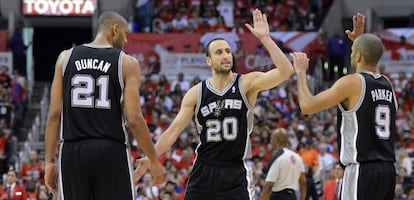 Duncan, Ginóbili y Parker celebran una jugada.