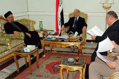 De izquierda a derecha, el líder chií Al Hakim, el primer ministro Yafari y Talabani, el domingo en Bagdad.
