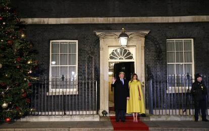 Donald Trump y la primera dama estadounidense, Melania, saludan a su llegada a 10 Downing Street.