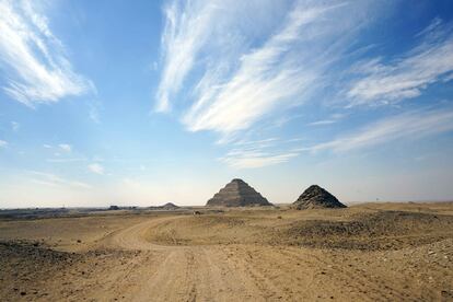 Pirámides de Saqqara, en el centro y la más elevada la escalonada de Djoser. / M. E