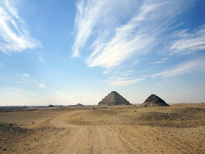 Pirámides de Saqqara, en el centro y la más elevada la escalonada de Djoser. / M. E