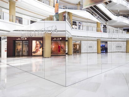 La nueva 'pop-up' de la firma italiana en el centro comercial Plaza 66 (Shanghái) refleja los monogramas de las tiendas que la rodean creando una disruptiva ilusión óptica en un tiempo de branding hipertrofiado y logomanía desmedida. |