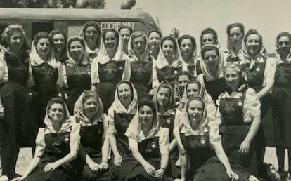 Mujeres participantes en el homenaje a Franco y al Ejército celebrado el 29 y 30 de mayo de 1939 en el castillo de la Mota (Valladolid).