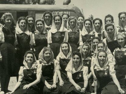 Mujeres participantes en el homenaje a Franco y al Ejército celebrado el 29 y 30 de mayo de 1939 en el castillo de la Mota (Valladolid).