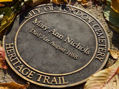 Placa en memoria de Mary Ann, 'Polly', Nichols, primera víctima oficial de Jack el Destripador en el cementerio de Newham, Londres.