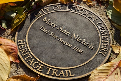 Placa en memoria de Mary Ann, 'Polly', Nichols, primera víctima oficial de Jack el Destripador en el cementerio de Newham, Londres.