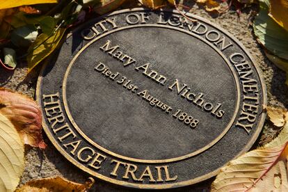 Placa en memoria de Mary Ann, 'Polly', Nichols, primera víctima oficial de Jack el Destripador en el cementerio de Newham, Londres.