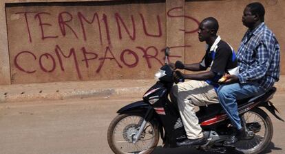 Una pintada contra el expresidente Compaor&eacute;, ayer.