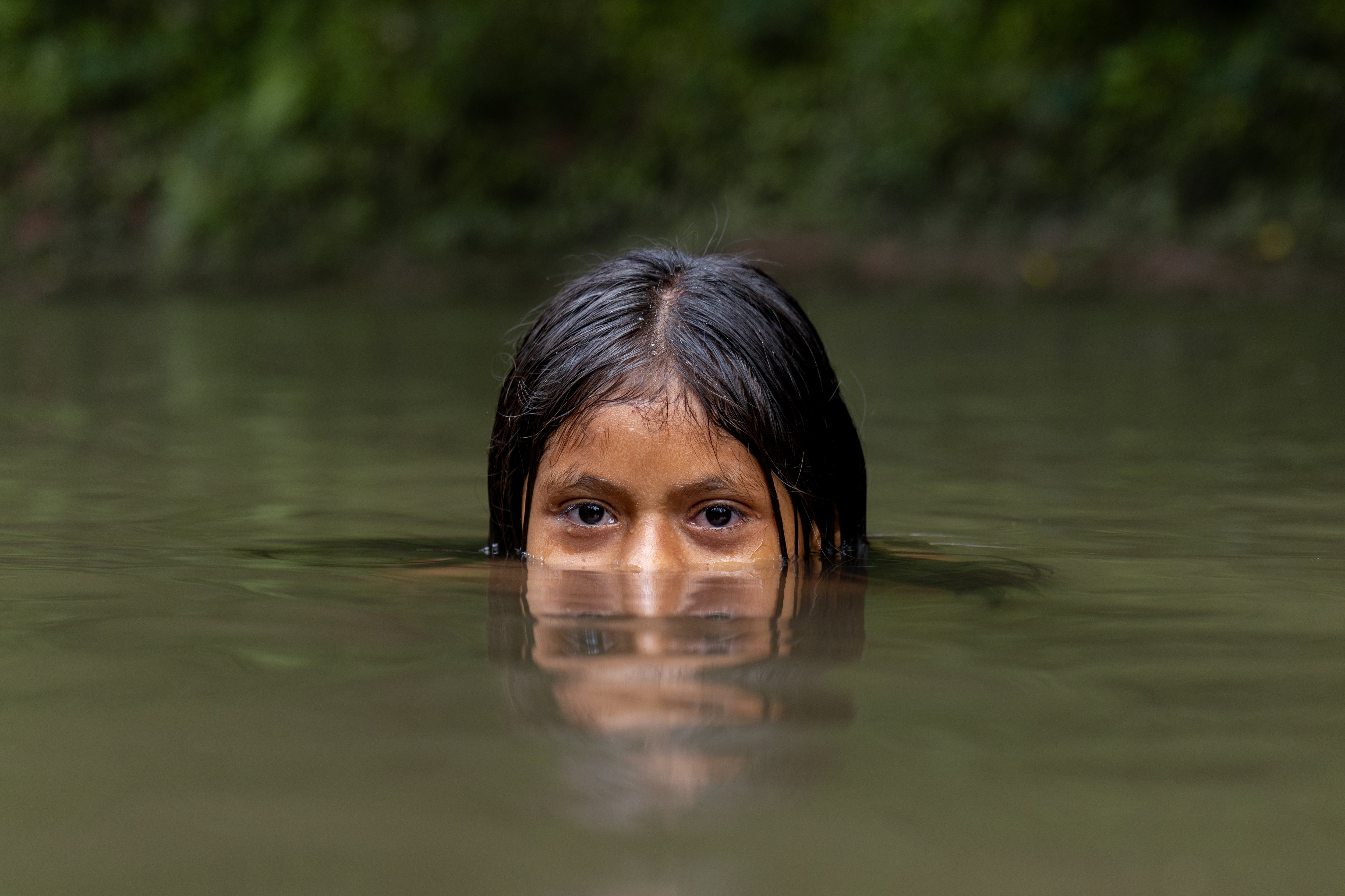 Niña awajún bañándose en el río Nieva de su comunidad Kusumatak, luego del colegio, en Condorcanqui (Amazonas, Perú). El 20 de agosto de 2026.