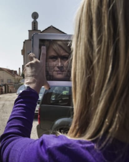 Cifuentes toma ayer imágenes con su tableta en la Cañada Real.
