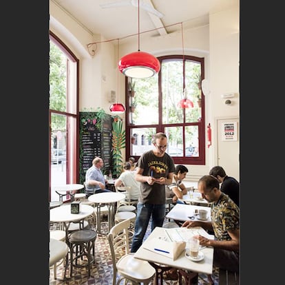 Clientes en un bar en Barcelona.