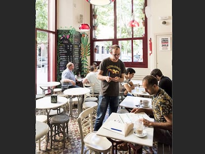 Clientes en un bar en Barcelona.