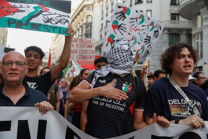 Varios manifestantes portan carteles a favor del pueblo palestino y contra "el genocidio" en Gaza.