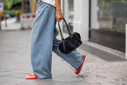 La inflencer Jacqueline Zelwis combina vaqueros de Lois con chanclas de la firma Hawaianas. 