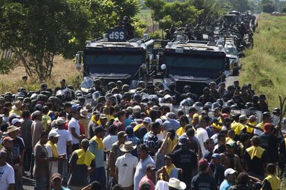 Caravana de las autodeffensas hacia Apatzing&aacute;n el s&aacute;bado 26 de octubre de 2013.