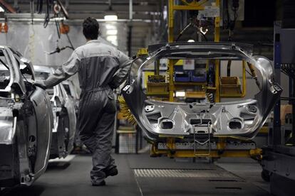 Un trabajador en la cadena de montaje de Peugeot en Montbeliard (Francia)