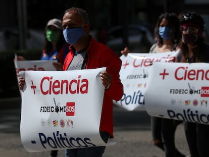 Investigadores mexicanos y afectados se manifiestan cerca del Senado para protestar contra la desaparición de 109 fideicomisos.
