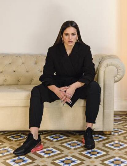 Rosalía posa para ICON en el barcelonés Hotel Alexandra, luciendo chaqueta H&M, chaqueta Nike y zapatillas Nike Air Max 270.