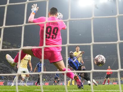 Lukaku anota el gol del partido entre el Inter de Milán y el Oporto, de la Champions League, en San Siro este miércoles.