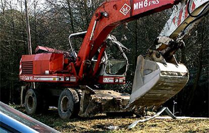 La excavadora que conducía el trabajador fallecido, en Vilanova del Vallés, tras ser retirada de la riera en la que se precipitó.