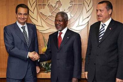 Rodríguez Zapatero saluda a Kofi Annan en presencia del presidente turco, Recep Tayyip Erdogán.
REUTERS