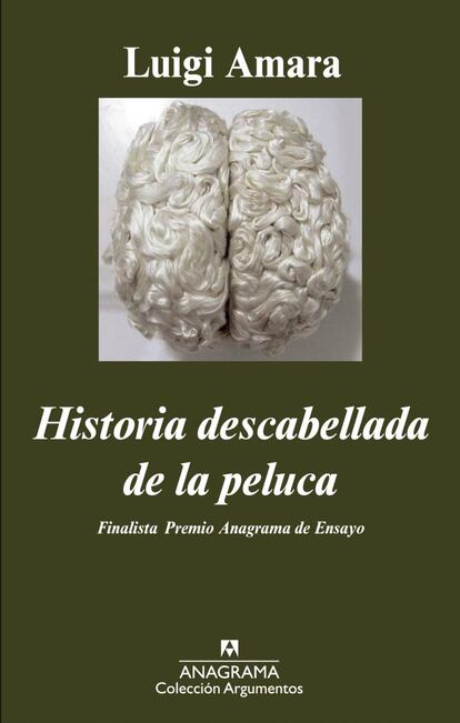 A menudo, la contracubierta de un libro funciona como mero material promocional; no siempre se logra extraer de ella una idea precisa de lo que nos vamos a encontrar a lo largo de las páginas del volumen, pero en esta ocasión, una frase de esos párrafos sí nos dice mucho sobre el método que el mexicano Luigi Amara (1971), finalista del Premio Anagrama de Ensayo 2014, ha seguido en su Historia descabellada de la peluca: "Un poco a la manera de los libros misceláneos de la antigüedad, consiste en la yuxtaposición de anécdotas que propician y encauzan a la reflexión, todo ello trenzado por una lucidez irónica de quien se revela como un observador sagaz". En efecto, hay tal profusión de anécdotas que el libro de Amara bien podría titularse Todo lo que usted siempre quiso saber sobre la peluca, emulando al Woody Allen de la primera época. Esta selva de historias y epítetos sobre la peluca —es meritorio el esfuerzo del autor por nombrarla de mil formas distintas— nos lleva a concebir el texto como un gabinete de curiosidades en el que se hallase cualquier pregunta que nos hayamos formulado alguna vez respecto a las cabelleras de artificio (“¿Por qué las imágenes de calaveras no llevan pelo?”, “¿Cómo llegó a ser la peluca signo de alcurnia y sofisticación?”…). Por MERCEDES CEBRIÁN