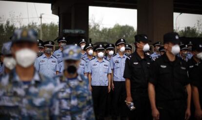 Soldats i policies xinesos, aquest dimarts, en un homenatge a les víctimes.