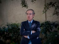 José Ramón Fernández en su casa de Ciudad de México, en diciembre de 2021.
