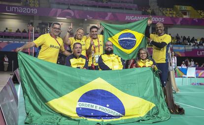 Equipe de bocha do Brasil comemora a medalha de ouro em Lima.