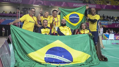 Equipe de bocha do Brasil comemora a medalha de ouro em Lima.