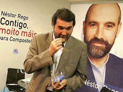 Anxo Quintana come pedras de Santiago en el local de campaña del BNG minutos antes del mitin.