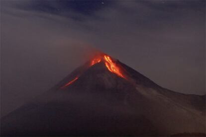 El Merapi, visto desde la localidad de Kalikuning, situada en las inmediaciones del volcán, una de las que ha tenido que ser evacuada.