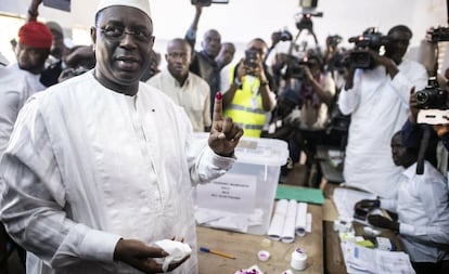 Macky Sall vota el pasado domingo en la región oriental de Fatick.