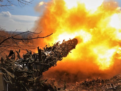 TOPSHOT - This photograph taken on March 26, 2023, shows a Ukrainian T-72 tank fires at Russian positions on the front line near Bakhmut, amid the Russian invasion of Ukraine. (Photo by Sergey SHESTAK / AFP)