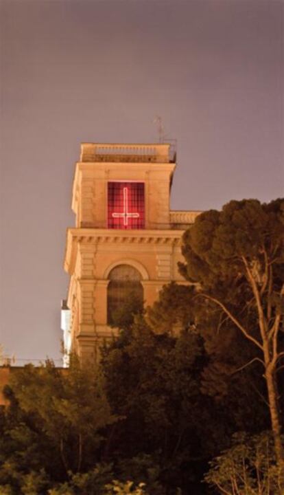 La obra de Julio Falagán tal como se pudo ver en Roma, en el emplazamiento original donde fue colgado San Pedro de la cruz invertida.