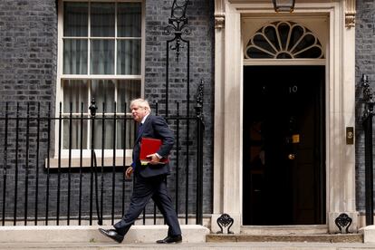 Boris Johnson, este miércoles, saliendo de la residencia de Downing Street