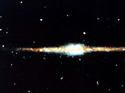 Imagen de la Vía Láctea, una galaxia espiral en la que se encuentra el sistema solar, tomada por el satélite <i>Cobe.</i>