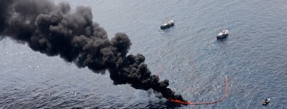 Vista de un incendio controlado de crudo en el golfo de México.