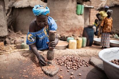 La cooperativa Manegbzanga da trabajo a todas las vecinas de la zona de Koudougou, en Burkina, independientemente de su edad, y cada una tiene un papel establecido dentro del proceso para la elaboración del popular jabón.