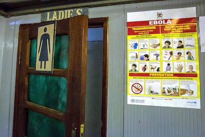 Información sobre la prevención del ébola a la entrada de un baño de mujeres en el Aeropuerto Internacional de Goma, en la República Democrática del Congo.
30/09/2020