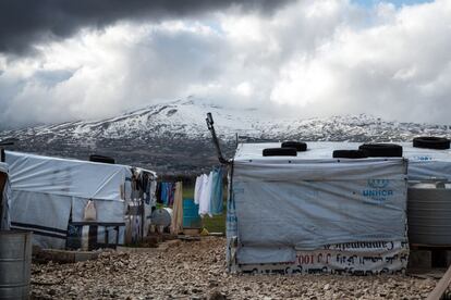 El clima en el Valle durante el invierno es uno de los más duros de Oriente Medio. Con temperaturas bajo cero, el pasado invierno dos tormentas de nieve hicieron estragos en las tiendas de plástico y madera que en ocasiones se hundieron completamente. Valle de Bekaa, Líbano.