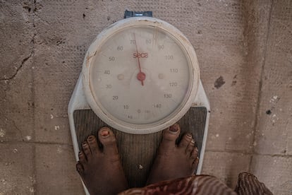 Honorine está embarazada de ocho meses y es su tercera y última visita antes de dar a luz a su cuarto hijo en el centro de salud de Gondeye, Chad. 