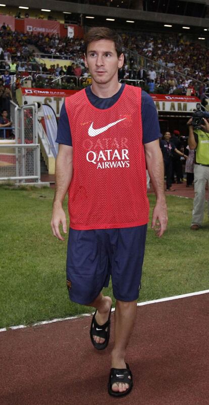 Messi, que no jugó por una sobrecarga, camino del banquillo.