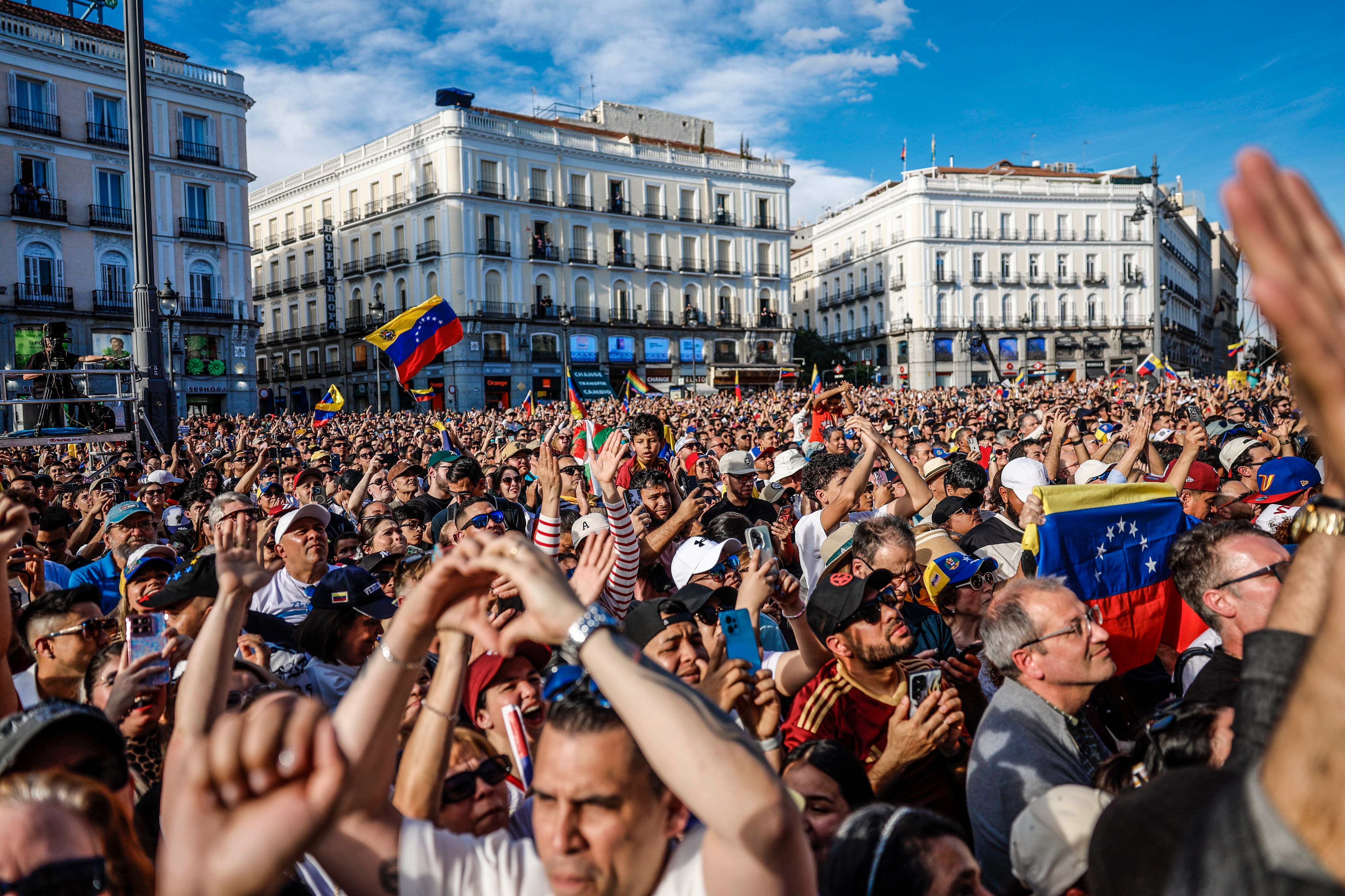 Venezolanos congregados en la Puerta del Sol (Madrid) durante el acto de María Corina Machado.