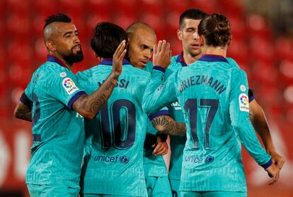 Los jugadores del Barça felicitan a Braithwaite tras su gol al Mallorca.