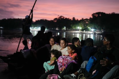 Migrantes venezolanos cruzan el río Suchiate en la frontera entre Guatemala y México, en octubre de 2024.