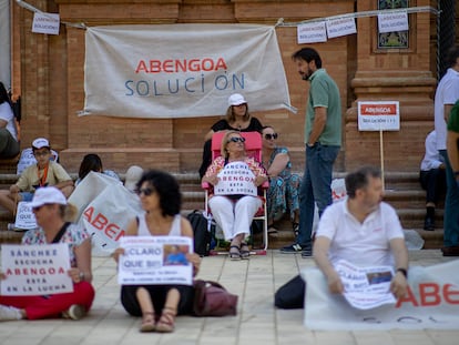 Trabajadores de Abengoa el lunes durante una protesta ante la Delegación del Gobierno, en Sevilla.