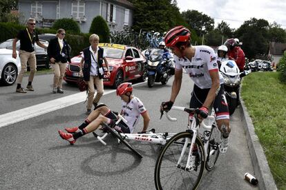 Contador vuelve a subirse a la bicicleta mientras su comapa&ntilde;ero Gogl, ca&iacute;do con &eacute;l, se duele en el asfalto.